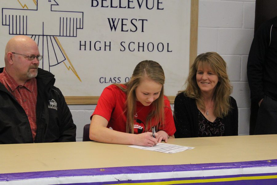 Larsen signs with Coffeyville Community College
