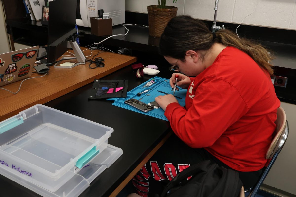 Bellevue West Offers New Cell Phone Repair Class