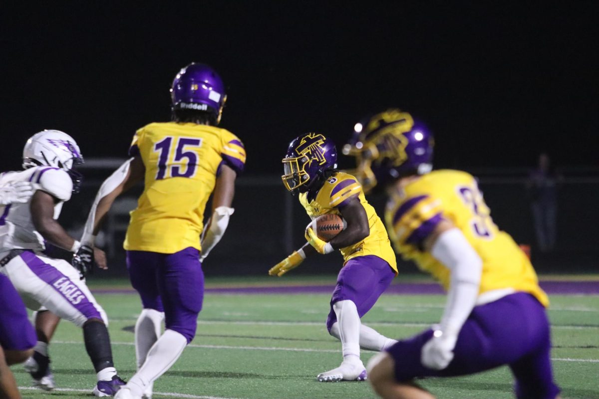 Junior Demarcus Robinson runs with the ball. 